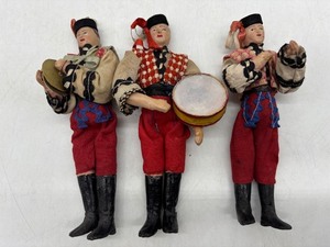 lot 328 image: Set of 3 Vintage Ukrainian Folk Art Dolls