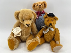 lot 332 image: Set of 3 Artisan Mohair Teddy Bears including Sonneberg, Beana Bears and Ozarkyn Cabin Crazy