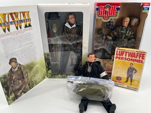 lot 342 image: Collection of WWII Action Figures and Model Figures Set