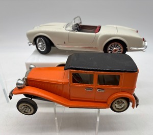 lot 382 image: Set of 2 Vintage Model Cars - Classic Convertible and Antique Sedan