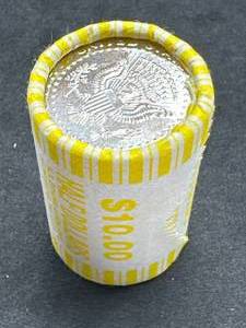 lot 43 image: Unopened Fed Roll of Kennedy Half Dollars (end appears BU)