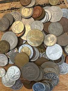 lot 59 image: 1 Pound Mix Foreign Coins (wide range of dates & nationalities)