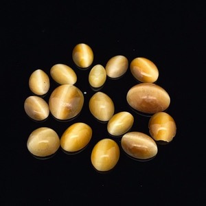 lot 31B image: 13.28 Carats Golden Tigers Eye ParcelStrong Cats Eye Effect, Mixed Shapes and Sizes  VIDEO 