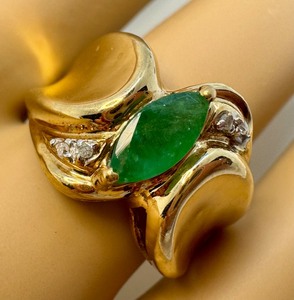 lot 24C image: Beautiful 10k Emerald Ring