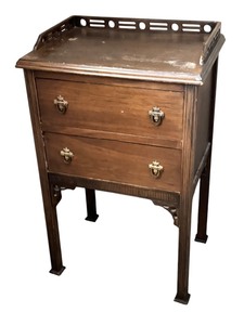 lot 26 image: Vintage Wooden Side  Accent Table