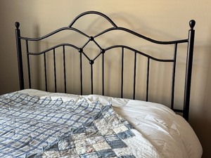 lot 18 image: Beautiful Metal Bed Frame