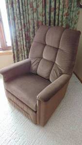 lot 29 image: 2- Lazyboy Recliners. Brown and Blue