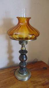 lot 30 image: Vintage Amber Shade Table Lamp
