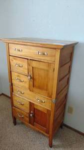 lot 33 image: Hardwood Chest