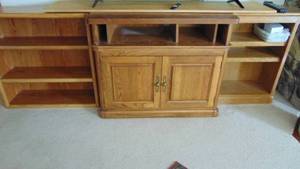 lot 44 image: Entertaiment Center and 2 Bookcases