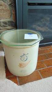 lot 46 image: 5 Gallon Rec Wing Crock with Glass Top. 2 Chips on the Bottom