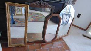 lot 47 image: 4 - Mirrors of Various Sizes