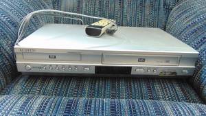 lot 49 image: Samsung VCRDVD Player DVD-V4600