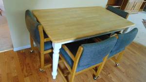 lot 57 image: Kitchen Table with 4 Rolling Chairs