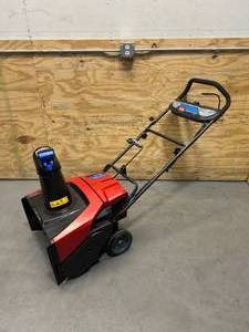 lot 122 image: TORO 21 in. (53 cm) Power Clear e21 60V Snow Blower (Tool Only)