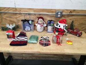 lot 163 image: Lot of Assorted Winter Decorations