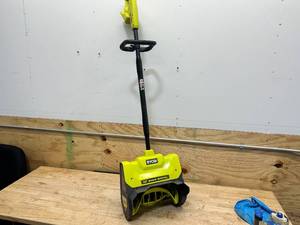 lot 172 image: RYOBI Expand-It 12 in. Snow Shovel- Tool Only