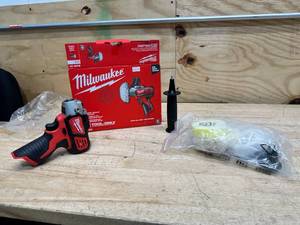 lot 176 image: Milwaukee M12 12V Lithium-Ion Cordless Variable Speed PolisherSander (Tool-Only)
