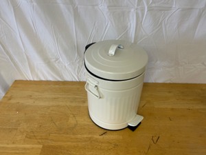 lot 45 image: QFlushor Mini Trashcan w Lid