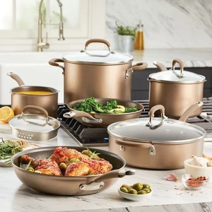 lot 26 image: Circulon 10 Piece - 6 Pots and Pans, 4 Lids