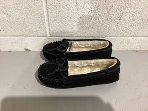 lot 496 image: Size 7 Minnetonka Womens Cally Moccasin Slipper