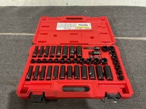 lot 222 image: 43PCS Milwaukee SHOCKWAVE 38 Drive SAE and Metric 6 Point Impact Socket Set
