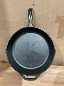 lot 326 image: Lodge 12 Cast Iron Skillet