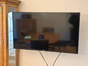 Samsung 43" Flat Screen TV with Wall Mount and remote