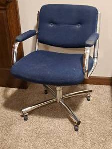 lot 318 image: Rolling Office Arm Chair