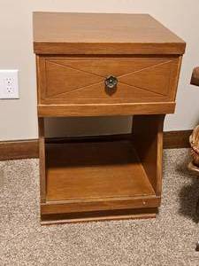 lot 321 image: Wooden Night Stand 1-drawer1-shelf