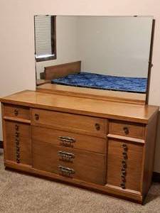 lot 322 image: Wood Dresser with Mirror 9-drawer