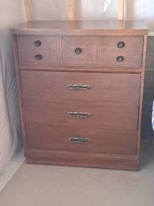 lot 323 image: Wood Dresser 4-drawer