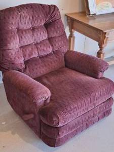 lot 330 image: Living Room Recliner