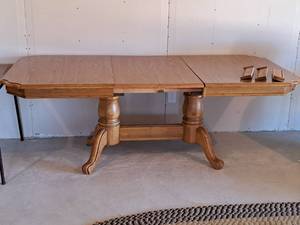 lot 341 image: Wood Dining Table with (2) Leafs
