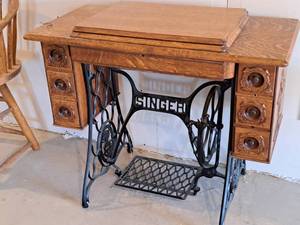 lot 343 image: Singer Wooden Sewing Machine Table