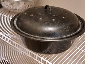 lot 359 image: Metal Roasting Pot with Lid