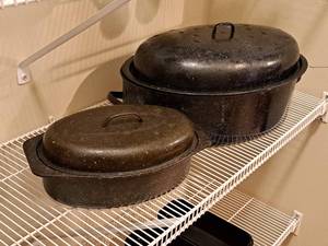 lot 361 image: Lot of (2) Metal Roasting Pot with Lid