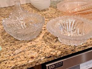 lot 372 image: Lot of (2) Glass Bowls (Clear)