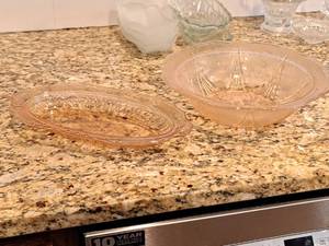 lot 374 image: Lot of (2) Glass BowlsDishes (Rose)