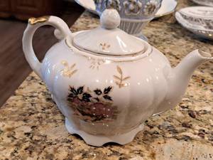 lot 379 image: Musical Tea Pot (White with Gold Accents)