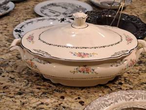 lot 384 image: Homer Laughlin Virginia Rose Oval Serving Bowl with Lid