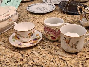 lot 385 image: Assorte Tea Cups (x3) and 6 Saucer (x1)