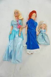 lot 17 image: 3 girl dolls