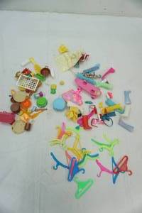 lot 19 image: Barbie Accessories