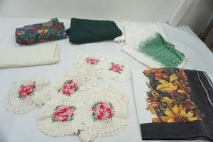 lot 23 image: table linens & doilies
