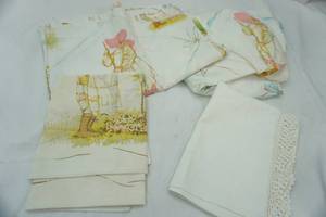 lot 24 image: Vintage Twin Size sheet set & extra pillow case