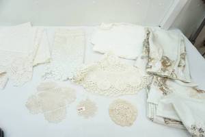 lot 25 image: table linens, curtains & doilies