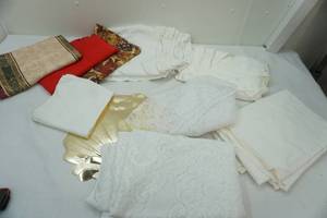 lot 27 image: table linens lot