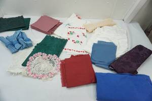 lot 28 image: table linens & doilies