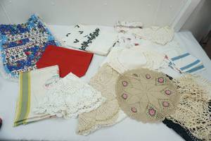 lot 29 image: table linens & doilies